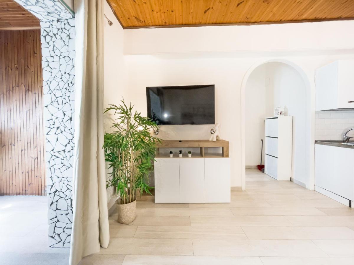 Athena Sea Front Apartment, Parking & Pool Lago Patria Eksteriør billede