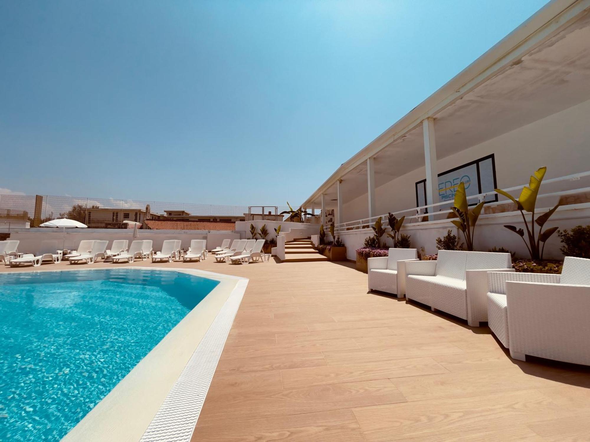 Athena Sea Front Apartment, Parking & Pool Lago Patria Eksteriør billede